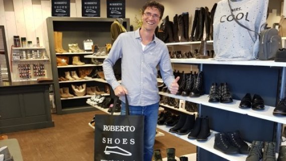 Roberto Shoes geseald non woven shoppers